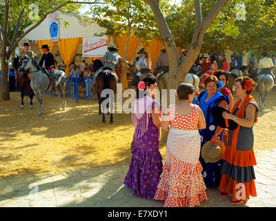 Le donne nel tradizionale abito spagnolo frequentando il festival di San Miguel in Arcos de la Frontera Foto Stock