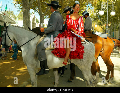 Tre cavalieri e una donna al San Miguel feria in Arcos de la Frontera Foto Stock