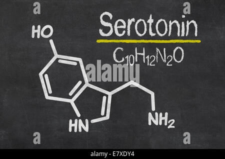 Lavagna con la formula chimica della serotonina Foto Stock