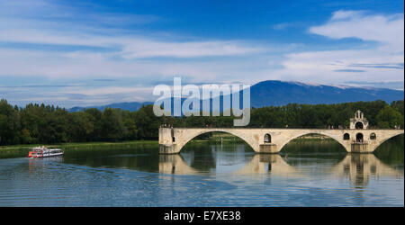 Mont Ventoux sullo sfondo e il famoso Ponte Saint Benezet sul Rodano, Avignone, Vaucluse, Provence-Alpes-Costa Azzurra, Francia. Foto Stock