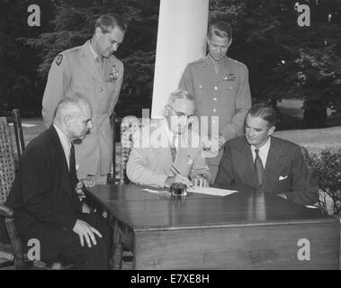 Agosto 10, 1943 - Washington, Distretto di Columbia, Stati Uniti - Il Presidente Harry Truman (C) segni una proclamazione segnando il 1 agosto 1947, il quarantesimo compleanno del AAF, come forza di aria al giorno per una cerimonia nuziale della Casa Bianca sul 10th, testimoniato da ex tenente generale James H. DOOLITTLE (L), presidente della Air Force Association; W. STUART SYMINGTON (R), Assistente del Segretario di guerra per aria; maggiore generale LAURIE NORSTAD 2 (R) e Direttore dei piani e delle operazioni di divisione del Dipartimento di guerra generale dello staff; e tenente generale HOYT S. VANDENBERG (2 L), vice comandante della AAF. Osservanze da Foto Stock