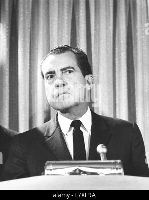 Washington, Distretto di Columbia, Stati Uniti d'America. Xii gen, 1968. RICHARD Nixon (9 gennaio 1913 - 22 Aprile 1994) è stato il trentasettesimo Presidente degli Stati Uniti (1969-1974), che precedentemente aveva fatto la trentaseiesima Vice Presidente degli Stati Uniti (1953-1961). Un membro del Partito Repubblicano, egli era il solo il Presidente a rassegnare le dimissioni all'ufficio come pure la persona solo per essere eletto due volte per la Presidenza e la Vice Presidenza. Nella foto - data esatta sconosciuto - Presidente Richard M. Nixon, ascolta una domanda durante un discorso a Washington. © Lisl Steiner/KEYSTONE foto/ZUMA filo/Alamy Live News Foto Stock