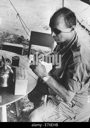 16 ottobre 1981 - Tel Aviv, Israele Moshe Dayan (Kitaigorodsky) (20 maggio 1915 - 16 ottobre 1981) era un israeliano leader militare e politico. Egli fu il secondo bambino nato il primo kibbutz, ma si trasferisce con la sua famiglia nel 1921 e crebbe in un moshav. Come comandante del fronte di Gerusalemme in Israele la guerra di indipendenza, Capo di Stato Maggiore delle Forze di Difesa Israeliane (1953-58) durante il 1956 crisi di Suez, ma soprattutto come ministro della Difesa durante la Guerra dei sei giorni, egli divenne per il mondo un simbolo di combattimento del nuovo stato di Israele. Dopo essere stato accusato da alcuni per l'esercito della mancanza di preparazione essere Foto Stock