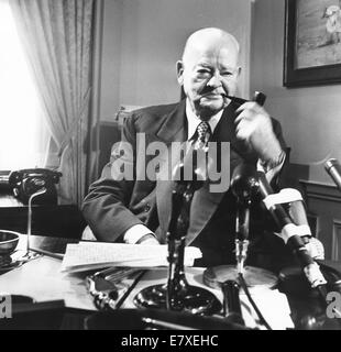 Ottobre 20, 1964 - STATI UNITI - HERBERT HOOVER CLARK (10 agosto 1874 - 20 ottobre 1964) era il trentunesimo Presidente degli Stati Uniti (1929-1933). Hoover, nato in una famiglia Quacchera, era un professionista ingegnere minerario. Egli ha raggiunto Americana e internazionale in risalto nella sforzo umanitario in guerra-tempo Belgio e servito come capo dell'U.S. La somministrazione di cibo durante la Prima Guerra Mondiale come gli Stati Uniti Segretario di Commercio nel 1920 sotto la guida dei presidenti W. Harding e C. Coolidge, ha promosso le partnership tra i governi e le aziende sotto la rubrica "ammodernamento economico'. Quando la parete str Foto Stock