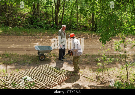 Il lavoro in casa rurale. Incontro sulla strada. Foto Stock
