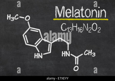 Lavagna con la formula chimica della melatonina Foto Stock