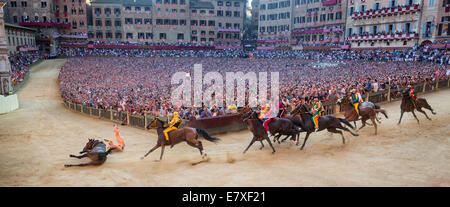 Il Palio di Siena corsa di cavalli sulla Piazza del Campo a Siena, Toscana, Italia Foto Stock