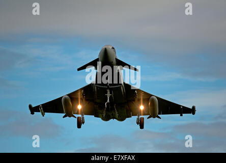 Eurofighter Typhoon tornando da un mare del Nord Sortie alla sua casa di base a RAF Lossiemouth, Moyayshire. SCO 9121 Foto Stock