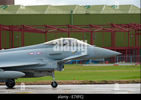 Eurofighter Typhoon FRG4 ZK335 pronto al decollo a RAF Lossiemouth, Morayshire. SCO 9124 Foto Stock