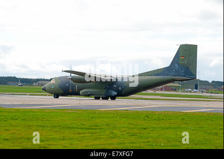 Transall tedesco dei trasporti propulsori twin aeromobili a RAF Lossiemouth, Scozia. SCO 9129 Foto Stock