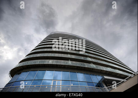 Edificio con architettura moderna e vetro curvo balconi Foto Stock