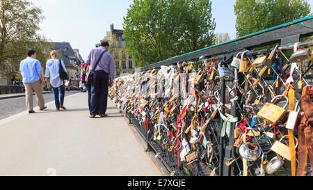 Amore si blocca sul Pont de l'Archeveche vicino a Notre Dame, Paris Foto Stock