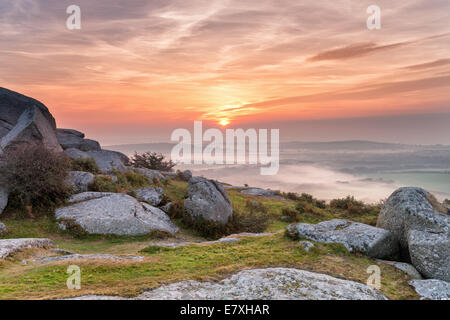 Foschia mattutina oltre la Cornovaglia campagna al Helman Tor vicino a Bodmin Foto Stock