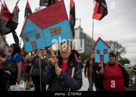 Buenos Aires, Argentina. Xxv Sep, 2014. I residenti delle baraccopoli e baraccopoli intorno prendere parte a una manifestazione di protesta nella città di Buenos Aires, capitale dell'Argentina il 7 settembre 25, 2014. La protesta si è tenuto durante la giornata di lotta per la terra e l'alloggiamento in tutto il paese per chiedere l'urbanizzazione delle baraccopoli, piani di alloggiamento e non di criminalizzazione delle proteste, secondo gli organizzatori. Credito: Martin Zabala/Xinhua/Alamy Live News Foto Stock