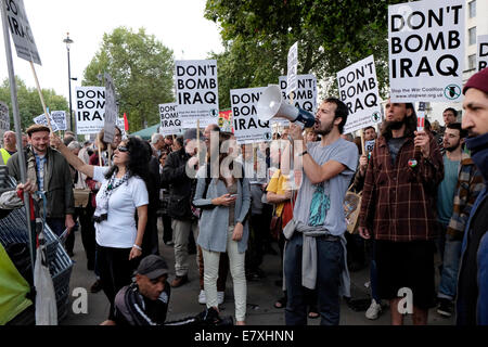 I manifestanti contro il coinvolgimento del Regno Unito nei bombardamenti ISIS in Iraq e Siria, gridare slogan, Londra centrale. Foto Stock