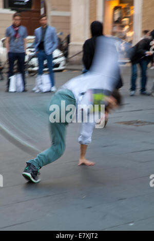 Roma, Italia, 04 maggio, 2014: movimento creativo dell'artista di strada a Roma Foto Stock