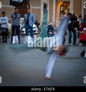 Roma, Italia, 04 maggio, 2014: movimento creativo dell'artista di strada a Roma Foto Stock