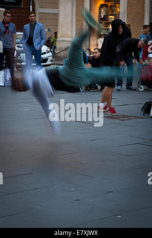 Roma, Italia, 04 maggio, 2014: movimento creativo dell'artista di strada a Roma Foto Stock