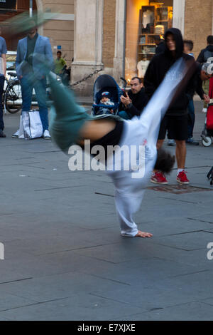 Roma, Italia, 04 maggio, 2014: movimento creativo dell'artista di strada a Roma Foto Stock