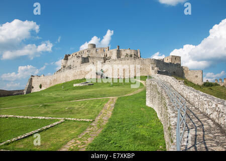 Spissky Castle - guarda dal basso sul cortile del castello Foto Stock