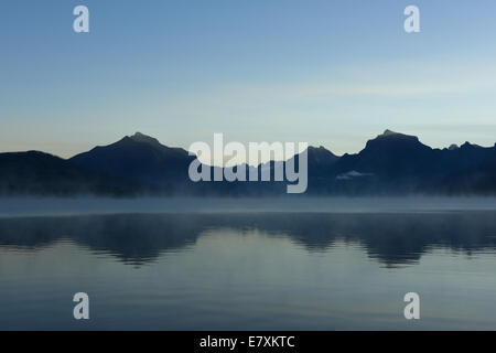 Vista da Apgar di una nebbiosa alba sul lago McDonald nel Parco Nazionale di Glacier, Montana. Foto Stock