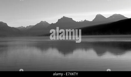 Vista da Apgar di una nebbiosa alba sul lago McDonald nel Parco Nazionale di Glacier, Montana. Foto Stock