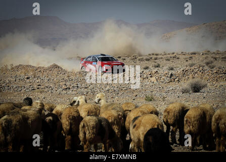 Tehran, Iran. Xxv Sep, 2014. Driver libanese Roger Feghali compete durante la prima fase del Medio Oriente Rally Championship 2014 Evento candidato nel far Provincia, Iran meridionale, sul Sett. 25, 2014. Credito: Ahmad Halabisaz/Xinhua/Alamy Live News Foto Stock