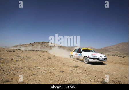 Tehran, Iran meridionale. Xxv Sep, 2014. Driver iraniano Farzad shahrokhi compete durante la prima fase del Medio Oriente Rally Championship 2014 Evento candidato nel far provincia, Iran meridionale, sul Sett. 25, 2014. Credito: Ahmad Halabisaz/Xinhua/Alamy Live News Foto Stock