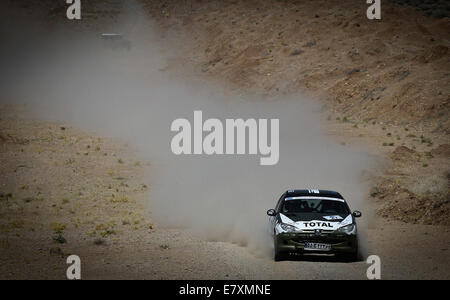 Tehran, Iran meridionale. Xxv Sep, 2014. Driver iraniano Misagh Ghasemi compete durante la prima fase del Medio Oriente Rally Championship 2014 Evento candidato nel far provincia, Iran meridionale, sul Sett. 25, 2014. Credito: Ahmad Halabisaz/Xinhua/Alamy Live News Foto Stock