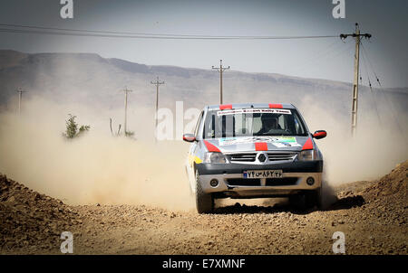 Tehran, Iran meridionale. Xxv Sep, 2014. Driver iraniano Nader Javaherian compete durante la prima fase del Medio Oriente Rally Championship 2014 Evento candidato nel far provincia, Iran meridionale, sul Sett. 25, 2014. Credito: Ahmad Halabisaz/Xinhua/Alamy Live News Foto Stock