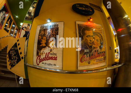 Vecchi manifesti di film - Casablanca - Ultimi Giorni di Kino Femina (Femina Cinema), Varsavia, Polonia Foto Stock