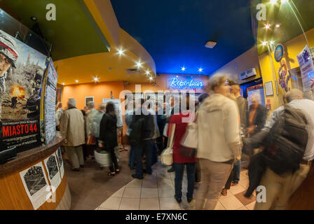 Persone queing per uno degli ultimi screening in Kino Femina - Ultimi Giorni di Kino Femina (Femina Cinema), Varsavia, Polonia Foto Stock