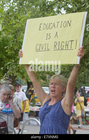 Asheville, North Carolina, Stati Uniti d'America - 4 Agosto 2014: Donna detiene il cartello che diceva "L'istruzione è un diritto civile!" a una morale lunedì rally Foto Stock