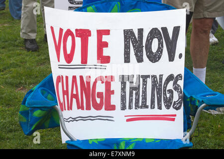 Segno politico a una morale lunedì rally dicendo "voto novembre, cambiare le cose". Foto Stock