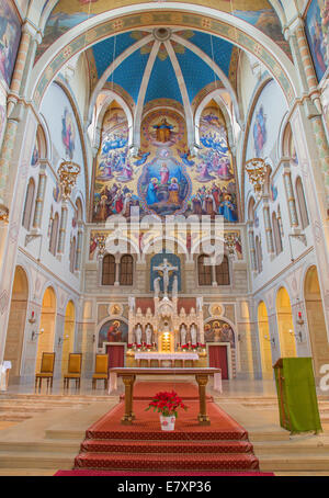 VIENNA, Austria - 17 febbraio 2014: Presbiterio della Chiesa carmelitani in Dobling. Foto Stock