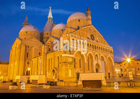 Padova, Italia - 8 Settembre 2014: Basilica del Santo o Basilica di Sant'Antonio di Padova nel crepuscolo serale. Foto Stock