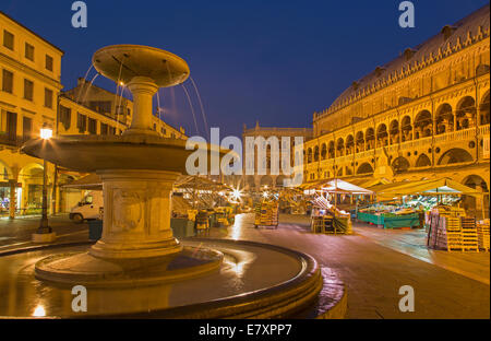 Padova, Italia - 9 Settembre 2014: Piazza delle Erbe in mattinata al tramonto con il mercato e il Palazzo dalla ragione. Foto Stock