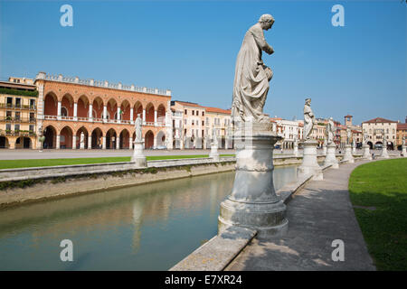 Padova, Italia - 9 Settembre 2014: Prato della Valle da sud-est. Foto Stock