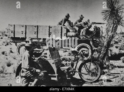 Armored truck e moto in azione - Mexican spedizione punitiva 1916. Andando dopo Pancho Villa Foto Stock