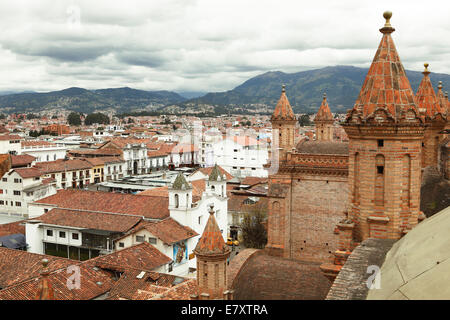 Vista sopra i tetti di Cuenca e la nuova cattedrale, Cattedrale Nueva, frontalmente, Azuay Provincia, Ecuador Foto Stock