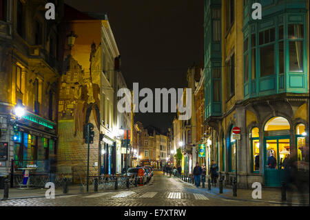 Street nel centro storico della città con i suoi ristoranti e bar, scena notturna, Bruxelles, Belgio Foto Stock