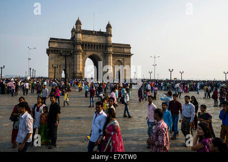 La folla di visitatori nella parte anteriore del Gateway of India, Colaba, Mumbai, Maharashtra, India Foto Stock