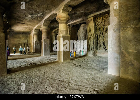 Pilastri della grotta principale sull isola Elephanta, Mumbai, Maharashtra, India Foto Stock