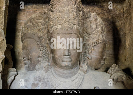 Le 3 facce di Shiva, scavate nella roccia, all'interno della grotta principale sull isola Elephanta, Mumbai, Maharashtra, India Foto Stock