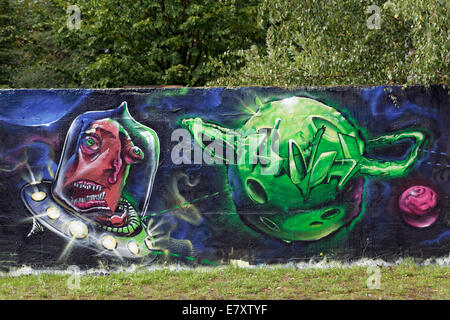 Alien tiro verso un green planet, graffiti, Renania settentrionale-Vestfalia, Germania Foto Stock