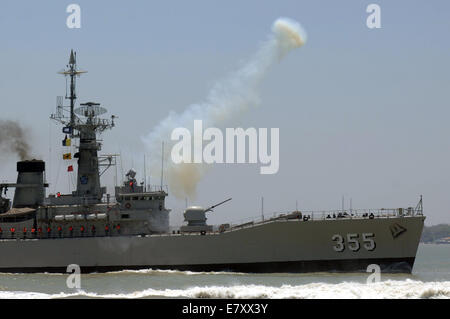 Surabaya, Indonesia. Xxv Sep, 2014. KRI Abdul Halim Perdana Kusuma-355 di una sorta di Fregate classe nave da guerra eseguire il passaggio a vela sulla preparazione per l anniversario dell Indonesia militari o Tentara Nasional Indonesia (TNI) a Marina Indonesiana flotta orientale il 25 settembre 2014 in Surabaya, Java Orientale, Indonesia. Il TNI anniversario il 5 ottobre 2014 si terrà una grande festa e con tutta la forza degli strumenti principali di sistemi di armi della Marina Indonesiana, Indonesia Esercito e Indonesia Air Force. Credito: Sijori Immagini/ZUMA filo/Alamy Live News Foto Stock