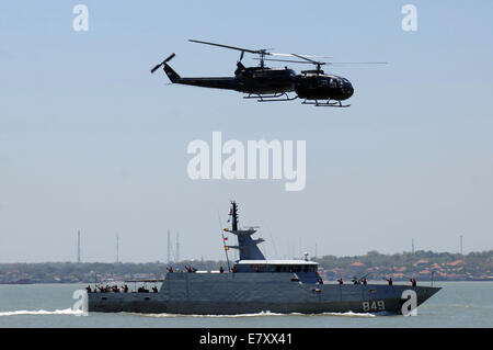 Surabaya, Indonesia. Xxv Sep, 2014. In Indonesia le navi da guerra di eseguire il passaggio a vela sulla preparazione per l anniversario dell Indonesia militari o Tentara Nasional Indonesia (TNI) a Marina Indonesiana flotta orientale il 25 settembre 2014 in Surabaya, Java Orientale, Indonesia. Il TNI anniversario il 5 ottobre 2014 si terrà una grande festa e con tutta la forza degli strumenti principali di sistemi di armi della Marina Indonesiana, Indonesia Esercito e Indonesia Air Force. Credito: Sijori Immagini/ZUMA filo/Alamy Live News Foto Stock