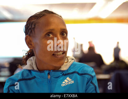 Berlino, Germania. Xxv Sep, 2014. A lunga distanza runner Tirfi Tsegaye dell Etiopia prende parte a una conferenza stampa in occasione della 41a edizione della Maratona di Berlino a Berlino, Germania, 25 settembre 2014. Credito: dpa picture alliance/Alamy Live News Foto Stock