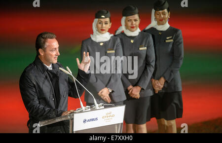 Amburgo Finkenwerder, Germania. Xxv Sep, 2014. Etihad Group CEO e presidente James Hogan offre un discorso come un Airbus A380-800 con il nuovo schema di verniciatura per Etihad Airways è presentato al Airbus della pianta in Hamburg Finkenwerder, Germania, 25 settembre 2014. Abu Dhabi-based carrier Etihad ha inaugurato il nuovo schema di verniciatura sul primo Airbus A380 superjumbo unendo Etihad la flotta. Foto: Markus SCHOLZ/dpa/Alamy Live News Foto Stock