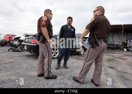 Brownsville, TX USA. 25 Settembre, 2014. Cameron CountySheriff deputati di controllare per informazioni su un furto di auto in uno dei centinaia di 'transportes' negozi di riparazioni nel Rio Grande Valle del Texas. Credito: Bob Daemmrich/Alamy Live News Foto Stock